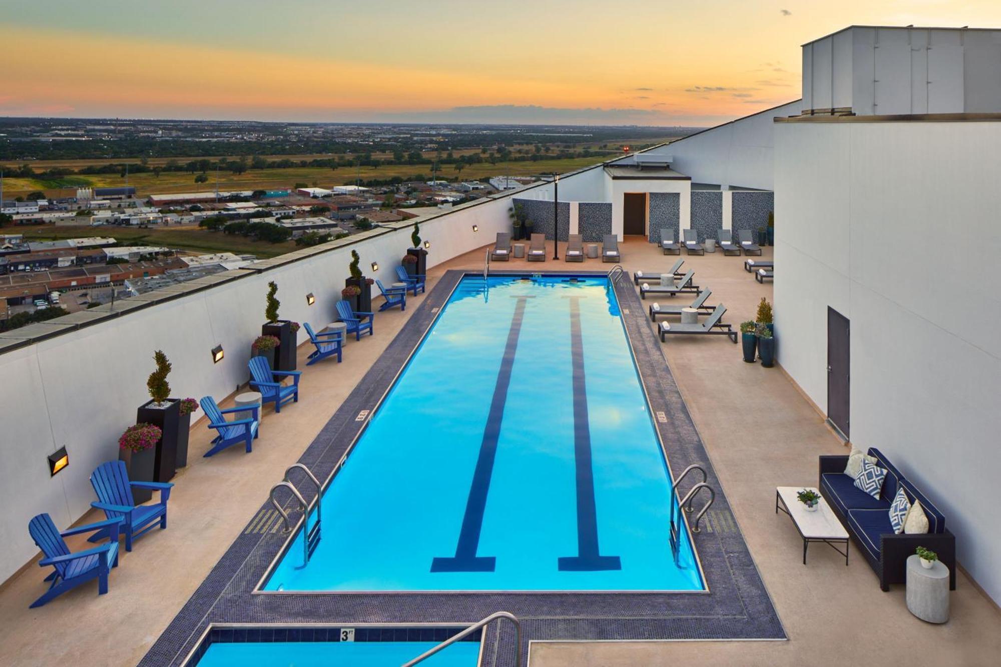 Renaissance Dallas Hotel Exterior photo